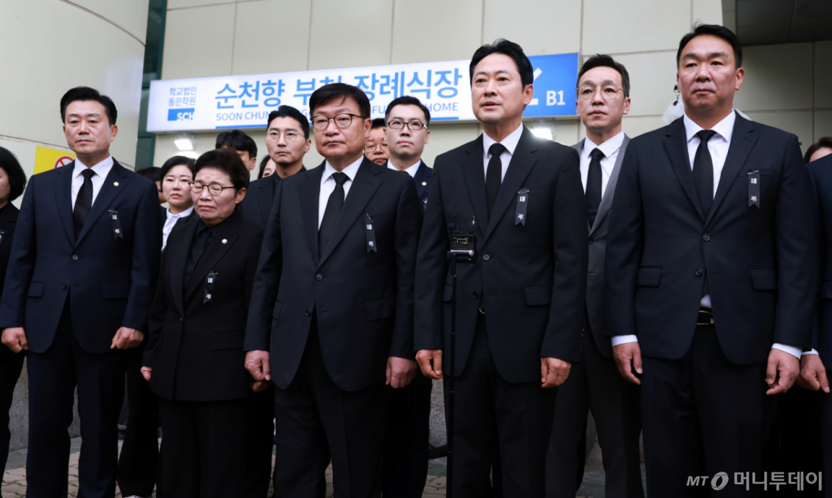 [부천=뉴시스] 이영환 기자 = 장동혁 국민의힘 대표가 18일 오전 경기 부천시 순천향대학교 부천병원 장례식장에 마련된 부천 공장 화재 순직 소방관의 빈소 조문을 마친 후 발언하고 있다. 2026.10.18. 20hwan@newsis.com /사진=이영환