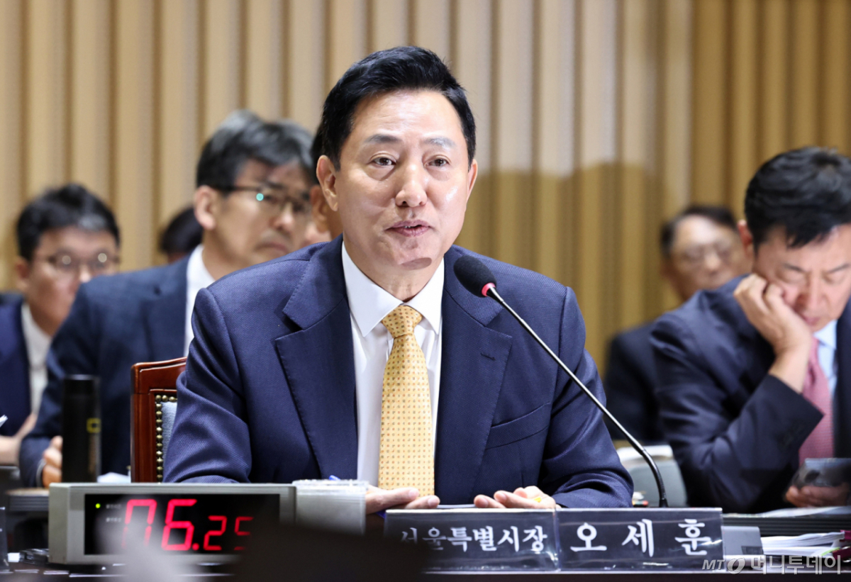 (서울=뉴스1) 구윤성 기자 = 오세훈 서울시장이 15일 서울시청에서 열린 국회 행정안전위원회의 서울시에 대한 국정감사에서 질의에 답변하고 있다. /사진=뉴스1