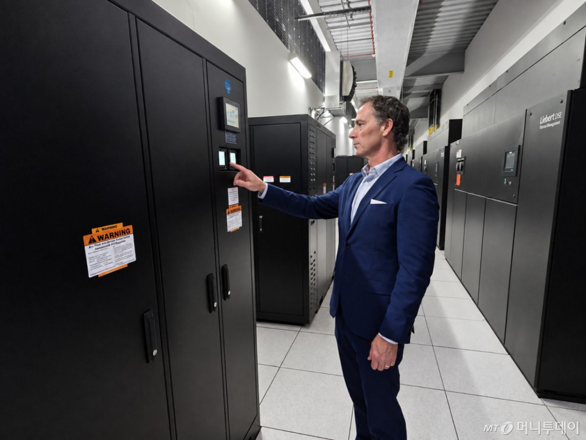 Scott Wallace, Senior Vice President of Solution Architecture at Digital Realty, explaining the cooling system at Digital Realty's data center IAD39 in Ashburn, Virginia, U.S., on the 23rd of last month (local time)./Photo=Reporter Koo Ja-yoon