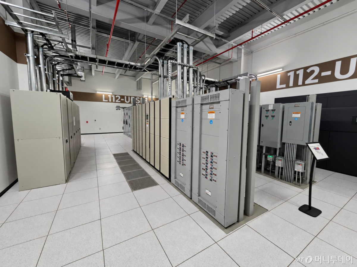 Power equipment installed inside Digital Realty's data center IAD39 in Ashburn, Virginia, U.S., on the 23rd of last month (local time). Equipment for supplying stable power to IT devices such as servers is deployed./Photo=Reporter Koo Ja-yoon