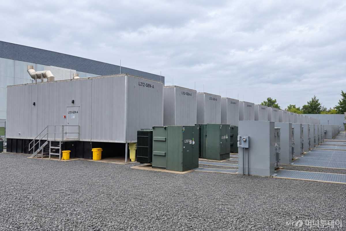 Backup generator equipment lined up outside Digital Realty's data center in Ashburn, Virginia, U.S., on the 23rd of last month (local time). Each backup generator has a scale of 3MW (megawatts) and is activated when the external power supply is cut off./Photo=Reporter Koo Ja-yoon