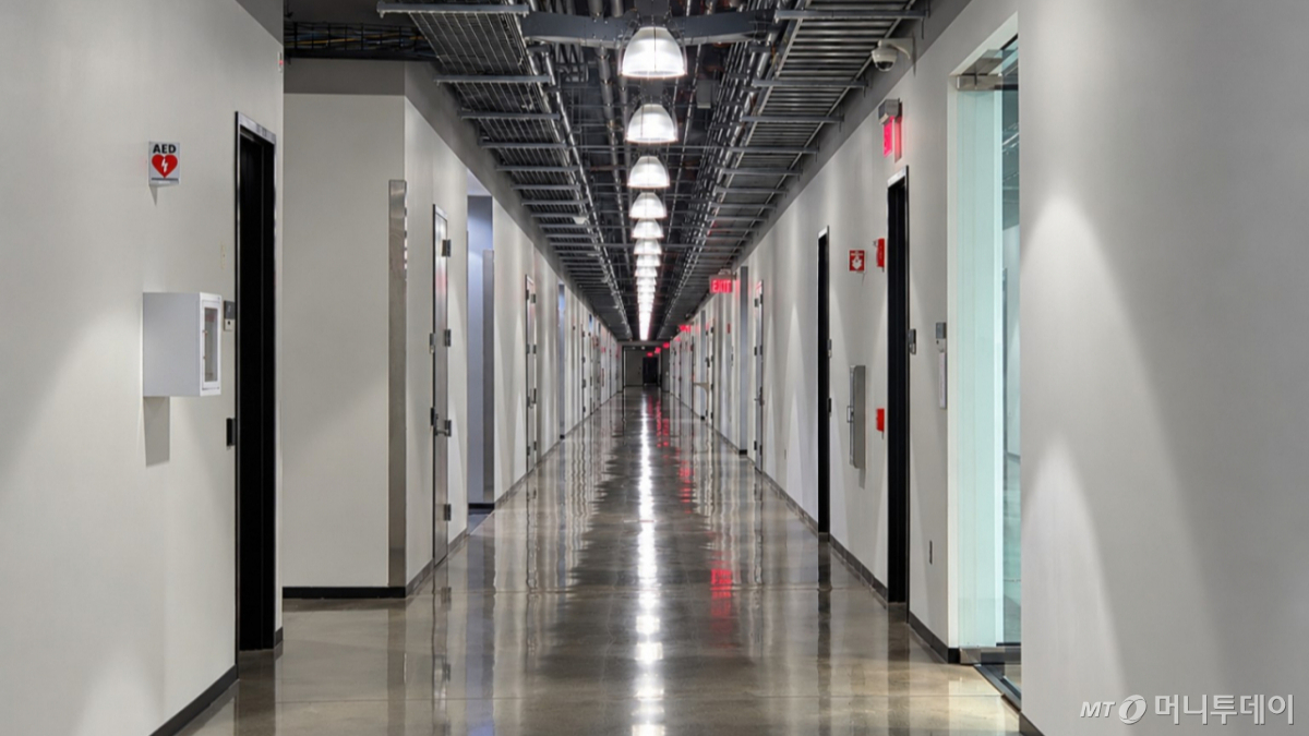 A corridor inside Digital Realty's data center in Ashburn, Virginia, U.S., on the 23rd of last month (local time). Security doors leading to data halls and equipment rooms line both sides, and power and network equipment are installed on the ceiling./Photo=Reporter Koo Ja-yoon