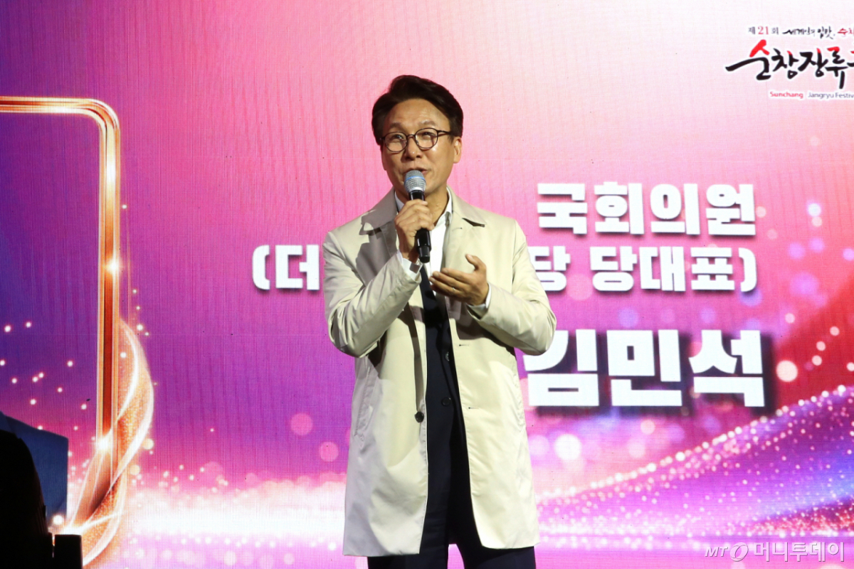 15일 대한민국 예비 글로벌축제인 전북 순창의 '제21회 장류축제'가 개막했다. 축제장인 방문한 더불어민주당 김민석 대표가 관중들에게 인사하고 있다. /사진=뉴시스