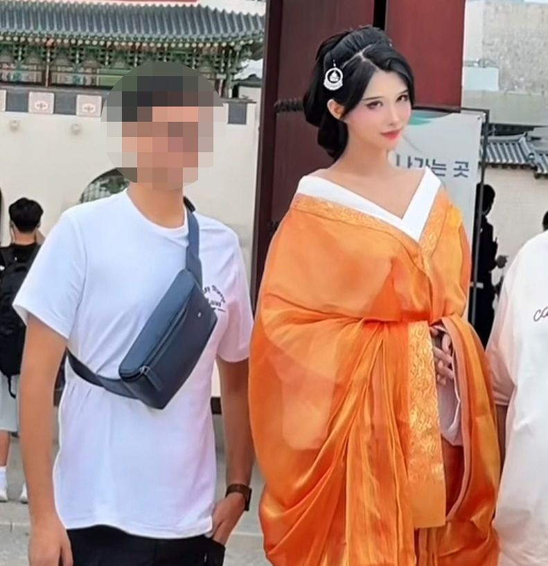 경복궁에서 한푸를 입고 기념 촬영 중인 중국인 인플루언서. / 사진제공 = 바이두