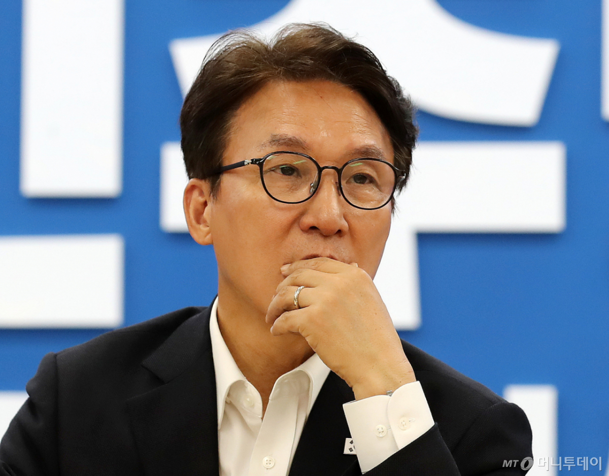 (부산=뉴스1) 윤일지 기자 = 김민석 더불어민주당 대표가 18일 부산 동구 더불어민주당 부산시당에서 열린 부산지역 기초단체장 간담회에서 기초단체장의 발언을 듣고 있다. 2026.10.18/뉴스1 Copyright © 뉴스1. All rights reserved. 무단 전재 및 재배포, AI학습 이용 금지. /사진=(부산=뉴스1) 윤일지 기자