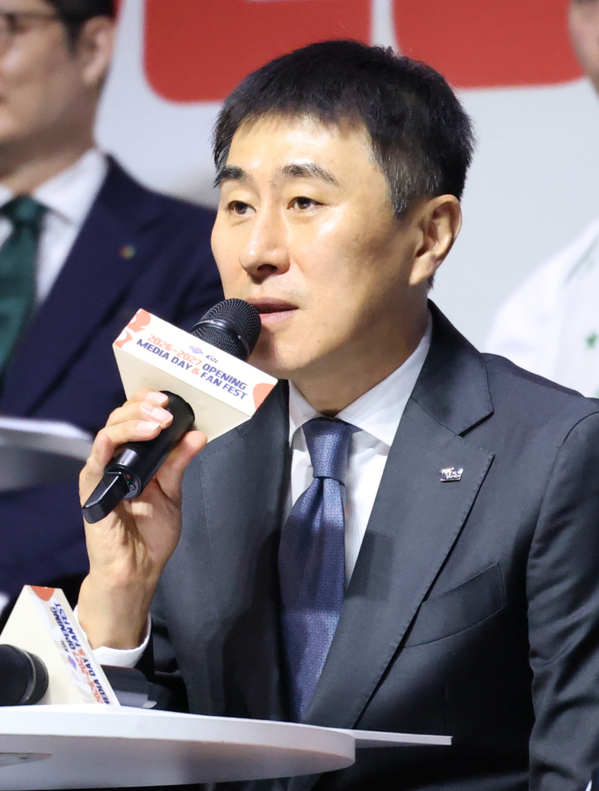 2026-2027 프로농구 개막 미디어데이가 29일 서울 한남동 블루스퀘어 우리WON뱅킹홀에서 열렸다. KCC 이상민 감독이 기자들의 질문에 답하고 있다. /사진=김진경 kim.jinkyung@