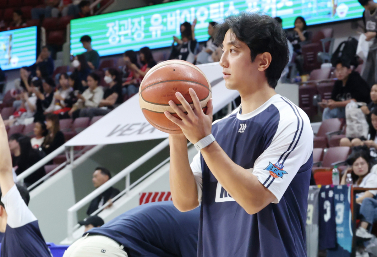 2026-2027 KCC 프로농구 안양 정관장 대 부산 KCC 경기가 18일 경기도 안양 정관장아레나에서 열렸다. KCC 허훈(오른쪽)이 슛 훈련을 하고 있다. /사진=김진경 kim.jinkyung@