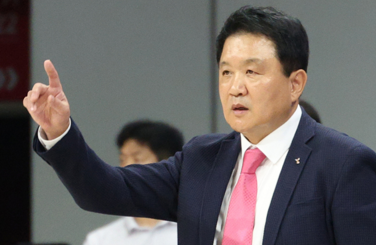 2026-2027 KCC 프로농구 안양 정관장 대 고양 소노 경기가 13일 경기도 안양 정관장아레나에서 열렸다. 정관장 유도훈 감독이 작전 지시를 하고 있다. /사진=김진경 kim.jinkyung@