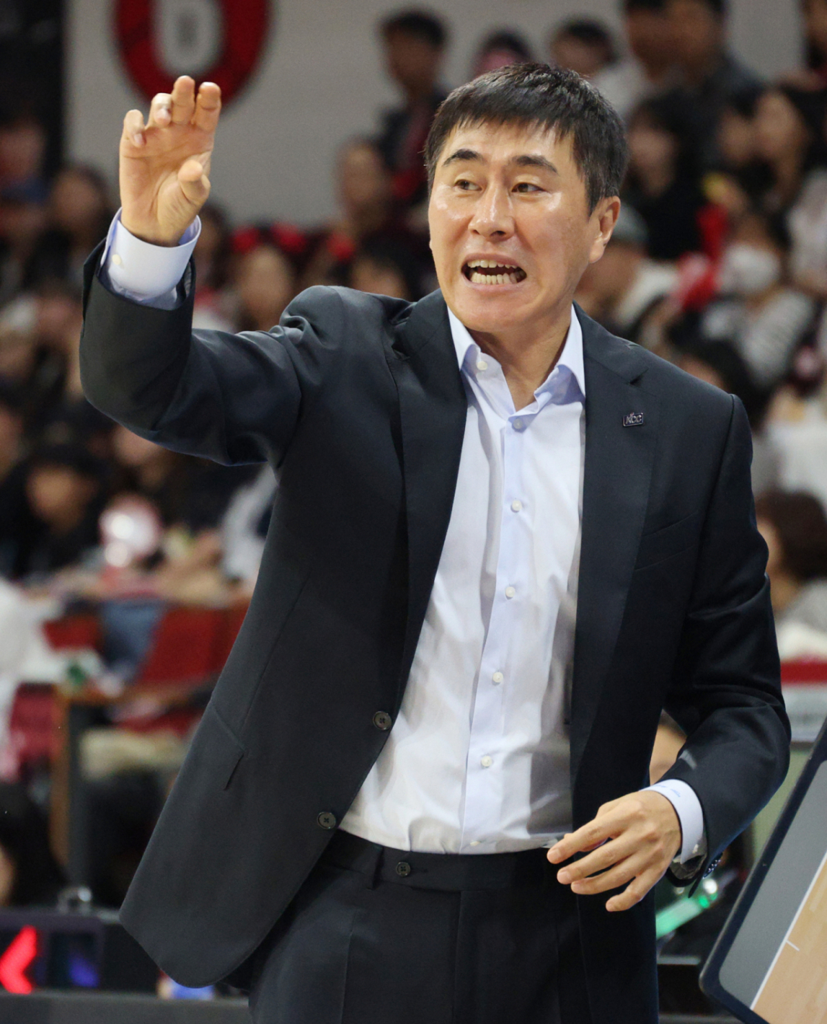 2026-2027 KCC 프로농구 안양 정관장 대 부산 KCC 경기가 18일 경기도 안양 정관장아레나에서 열렸다. KCC 이상민 감독이 작전 지시를 하고 있다. /사진=김진경 kim.jinkyung@