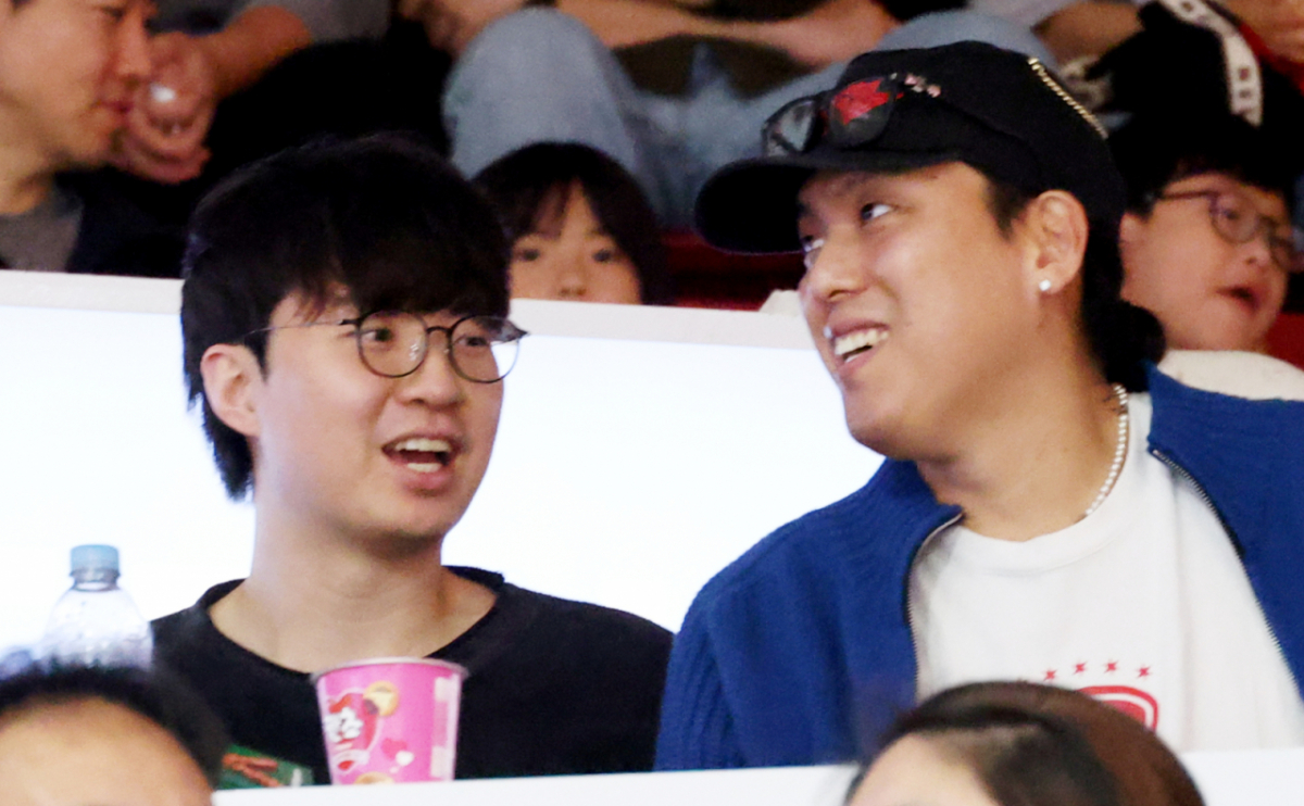 2026-2027 KCC 프로농구 안양 정관장 대 부산 KCC 경기가 18일 경기도 안양 정관장아레나에서 열렸다.  AG 금메달 일등공신인 이현중(왼쪽)과 최준용이 경기를 관전하고 있다. /사진=김진경 kim.jinkyung@