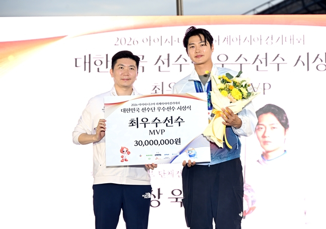 유승민 대한체육회장(왼쪽)과 오상욱. /사진=대한체육회