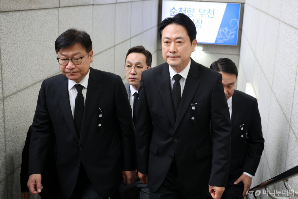 (부천=뉴스1) 황기선 기자 = 국민의힘 장동혁 대표와 정점식 원내대표가 18일 경기 부천시 순천향대학교 병원 장례식장에 마련된 부천 도장공장 화재 순직 소방관 빈소 조문을 마치고 발걸음을 옮기고 있다. 2026.10.18/뉴스1 Copyright © 뉴스1. All rights reserved. 무단 전재 및 재배포, AI학습 이용 금지. /사진=(부천=뉴스1) 황기선 기자