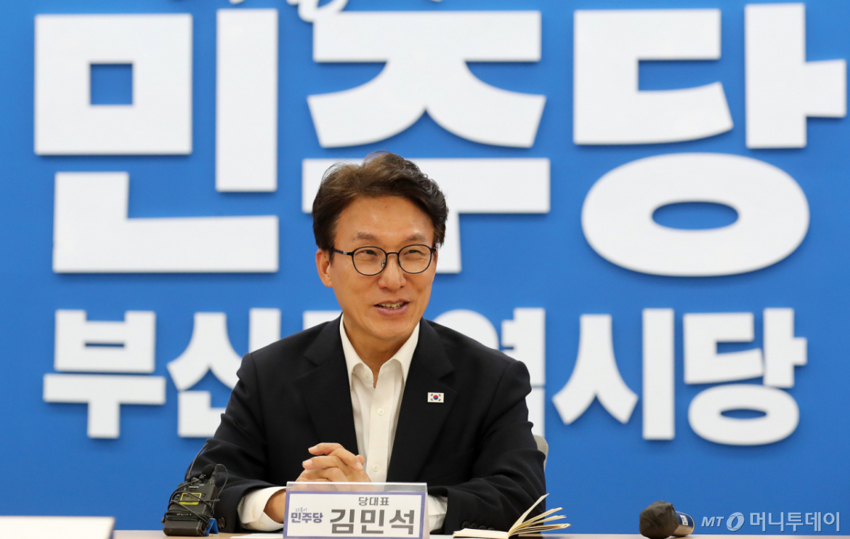 (부산=뉴스1) 윤일지 기자 = 김민석 더불어민주당 대표가 18일 부산 동구 더불어민주당 부산시당에서 열린 부산지역 기초단체장 간담회에서 발언하고 있다. 2026.10.18/뉴스1 Copyright © 뉴스1. All rights reserved. 무단 전재 및 재배포, AI학습 이용 금지. /사진=(부산=뉴스1) 윤일지 기자