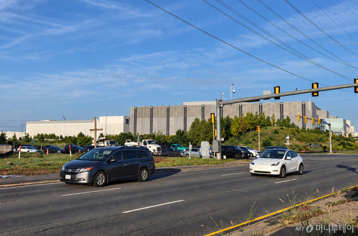 Wide roads and transmission lines extend around a large data center in Ashburn, Virginia, U.S., on the 24th of last month (local time). /Photo=Reporter Koo Ja-yoon