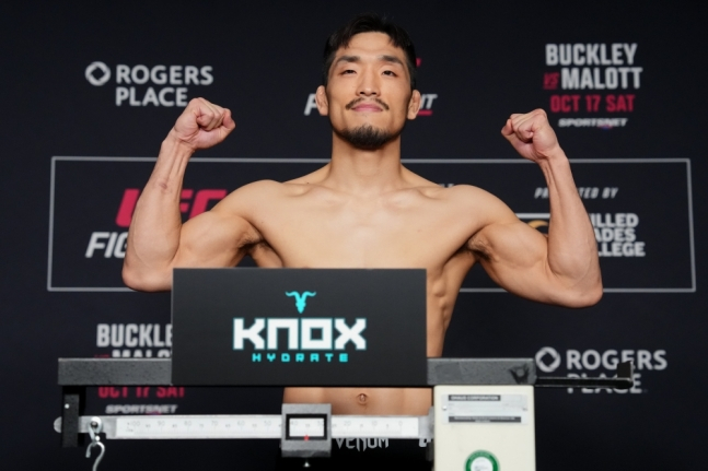'유짓수' 유수영이 17일 계체에서 포즈를 취하고 있다. /사진=UFC 제공