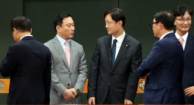 이찬진 금융감독원장이 지난달 29일 오후 서울 여의도 금융투자협회 대회의실에서 열린 금융감독원-증권사 CEO 간담회에서 김성환 한국투자증권 대표이사와 이야기를 나누고 있다. /사진=뉴시스