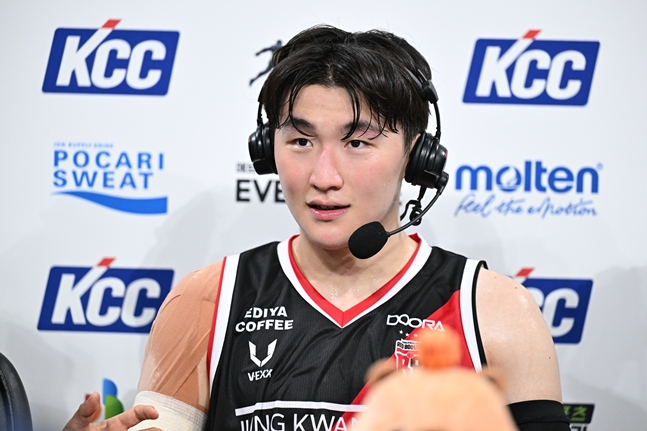 18일 경기를 마치고 인터뷰에 임하고 있는 문유현. /사진=KBL