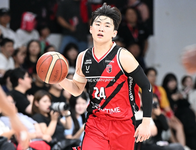 드리블을 하고 있는 문유현. /사진=KBL