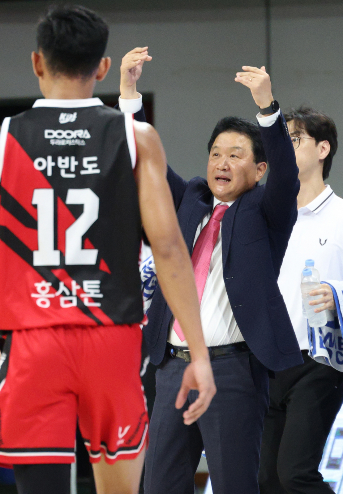 2026-2027 KCC 프로농구 안양 정관장 대 부산 KCC 경기가 18일 경기도 안양 정관장아레나에서 열렸다.  정관장 유도훈 감독이 작전 지시를 하고 있다. /사진=김진경 kim.jinkyung@