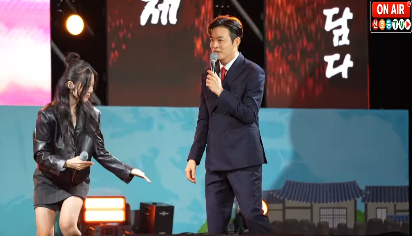 지역 축제에서 김민석 더불어민주당 대표의 무대 인사로 공연이 중단된 가수 흰(HYNN·박혜원) 측이 "어떤 상황에서도 최선을 다해 노래하겠다"는 입장을 밝혔다./사진=신호등TV 화면 갈무리.