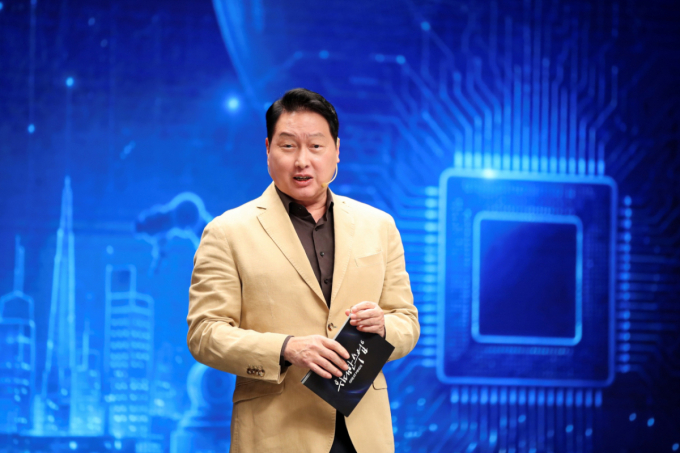 최태원 SK그룹 회장이 EBS '위대한 수업, 그레이트 마인즈'에서 청년들을 대상으로 강연하고 있다 /사진 제공=SK그룹