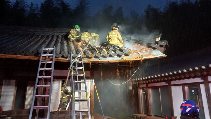 18일 전남광주 담양군 담양읍 죽녹원 내 우송당에서 불이 나 소방대원들이 기와 처마로 번진 불을 끄고 있다 /사진=뉴시스