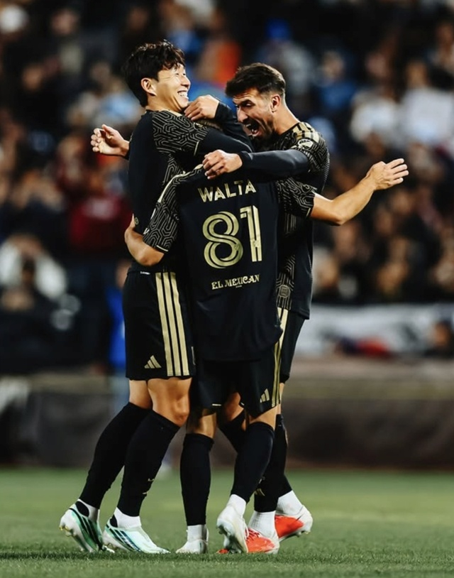 레오 발타의 프리킥 골을 축하하는 손흥민(왼쪽). /사진=LAFC SNS