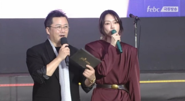 배우 공형진(57)이 공식 석상에서 무례한 진행으로 태도 논란에 휩싸였다./ 사진=극동방송 유튜브 채널