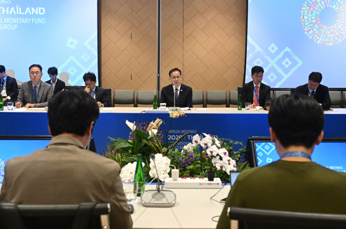 이형일 부총리 겸 재정경제부 장관이 10월 16일 태국 방콕에서 국제통화기금·세계은행 연차총회 동행기자단과 간담회를 하고 있다 /사진제공=재정경제부