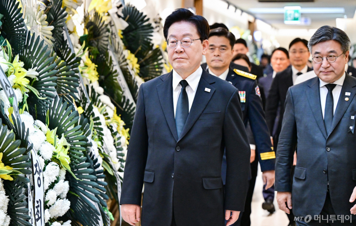 (부천=뉴스1) 허경 기자 = 이재명 대통령이 17일 부천 공장 화재 순직 소방대원을 조문하기 위해 경기 순천향대학교 부천병원 장례식장 빈소로 들어서고 있다. (청와대통신사진기자단) 2026.10.17/뉴스1 Copyright © 뉴스1. All rights reserved. 무단 전재 및 재배포, AI학습 이용 금지. /사진=(부천=뉴스1) 허경 기자