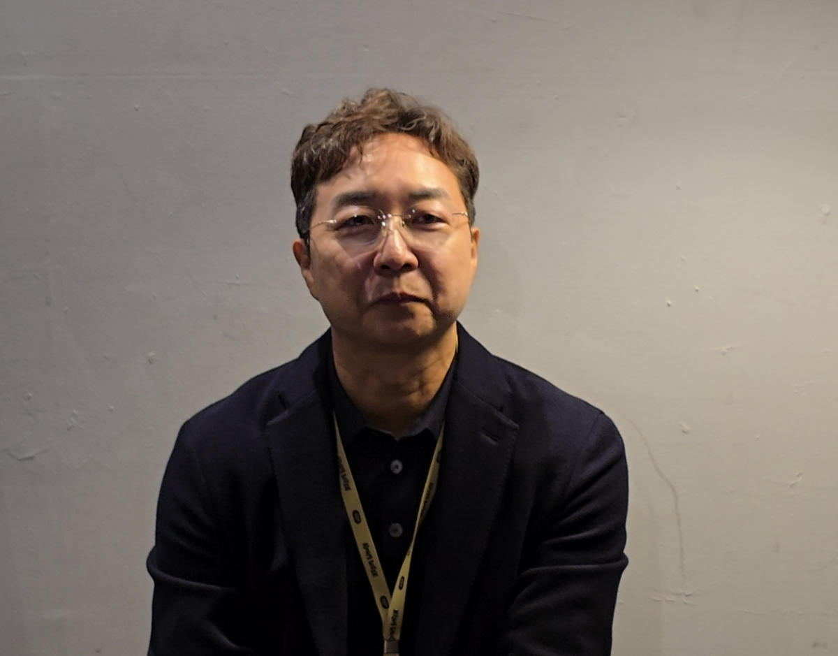 유현준 홍익대 교수가 지난 16일(현지시간) 뉴욕 맨해튼에서 열린 '꿈 위크 2026' 행사에서 국내 언론사 특파원들과 인터뷰를 하고 있다. /사진=심재현 특파원