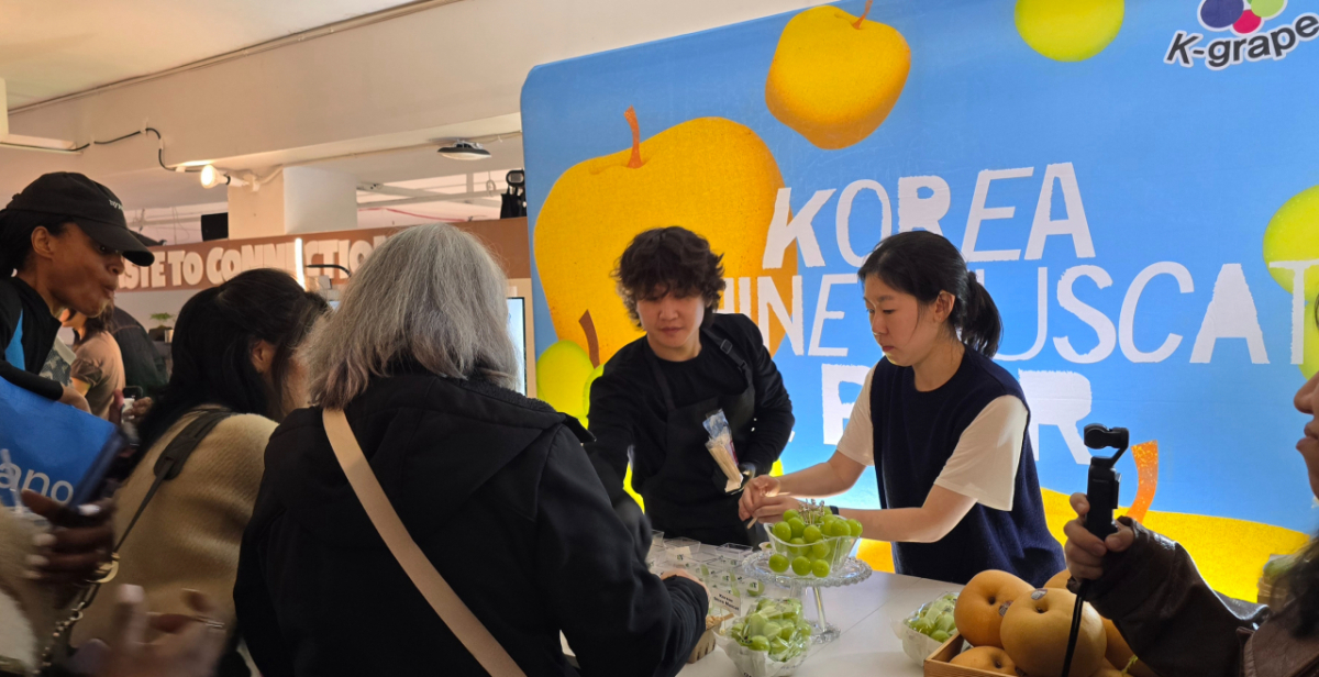 지난 16일(현지시간) 뉴욕 맨해튼 플랫아이언 지구에 마련된 '꿈(KOOM) 위크 2026' 팝업스토어 행사장에서 관람객들이 한국농수산물유통공사 부스를 방문해 한국산 배와 샤인머스켓을 맛보고 있다. /사진=심재현 특파원