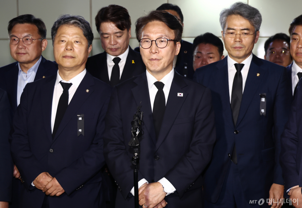 김민석 더불어민주당 대표가 18일 부천 도장공장 화재 순직 소방관 빈소가 마련된 경기 부천시 순천향대학교 병원 장례식장에서 조문을 마치고 나오며 취재진 질의에 답변하고 있다. /사진=뉴스1