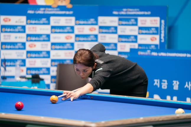 김가영이 18일 기도 고양시 '고양 킨텍스 PBA 스타디움'에서 열린 프로당구 2026-2027시즌 5차 투어 '지금 잘 사는 방법 zgm NH농협카드 PBA-LPBA 챔피언십' LPBA 128강에서 김성은2를 상대로 스트로크를 하고 있다. /사진=PBA 투어 제공