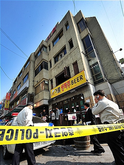 2008년 10월 20일 방화 및 살인 사건이 벌어졌던 서울 강남구 논형동 한 고시원 건물이 경찰에 의해 통제된 모습./사진=뉴시스