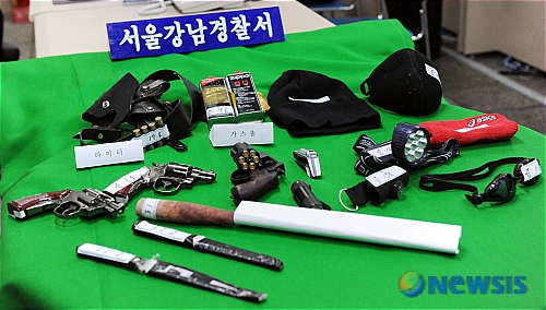 정상진이 범행 당시 소지한 물품들./사진=뉴시스