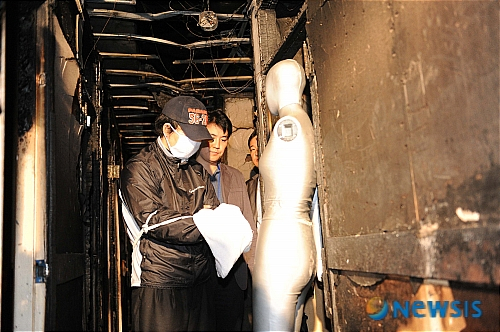 2008년 10월23일 정상진이 방화 및 살인 현장인 서울 강남구 논현동 한 고시원에서 현장 검증을 하던 모습./사진=뉴시스