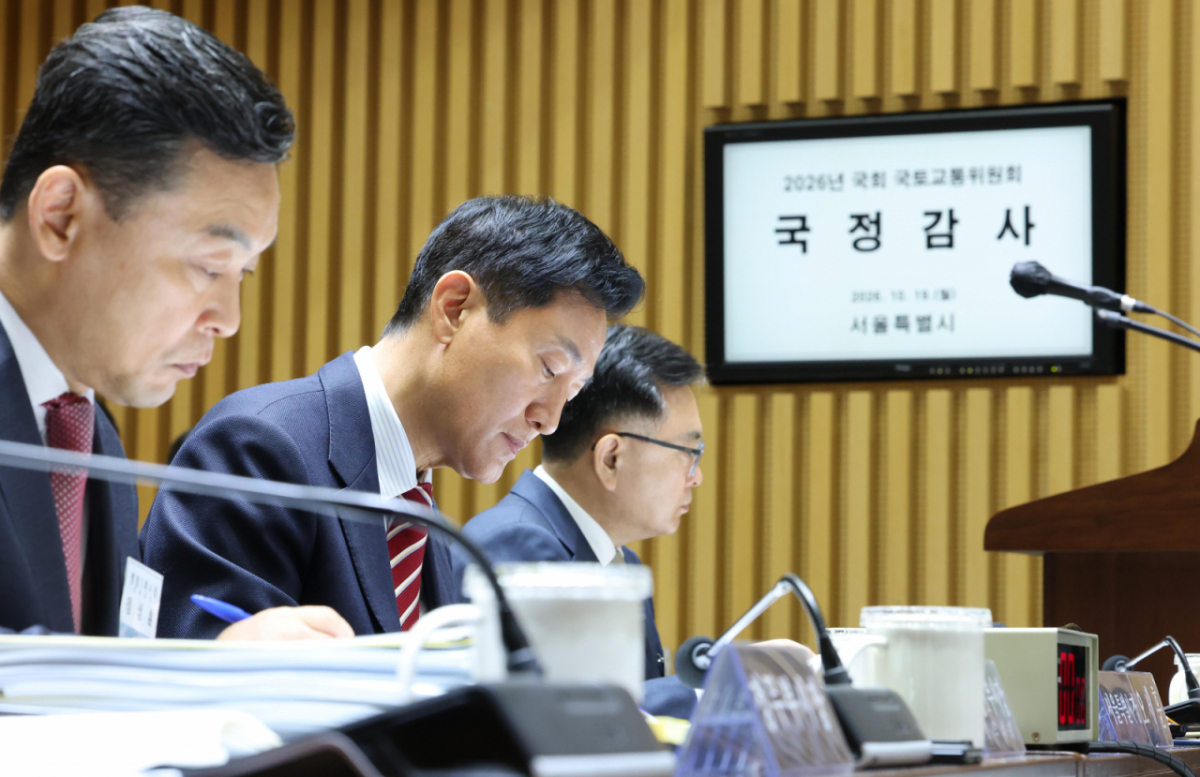 오세훈 서울시장이 19일 오전 서울 중구 서울시청에서 열린 국회 국토교통위원회 서울시 국정감사에 참석해 자료를 보고 있다./사진=뉴시스