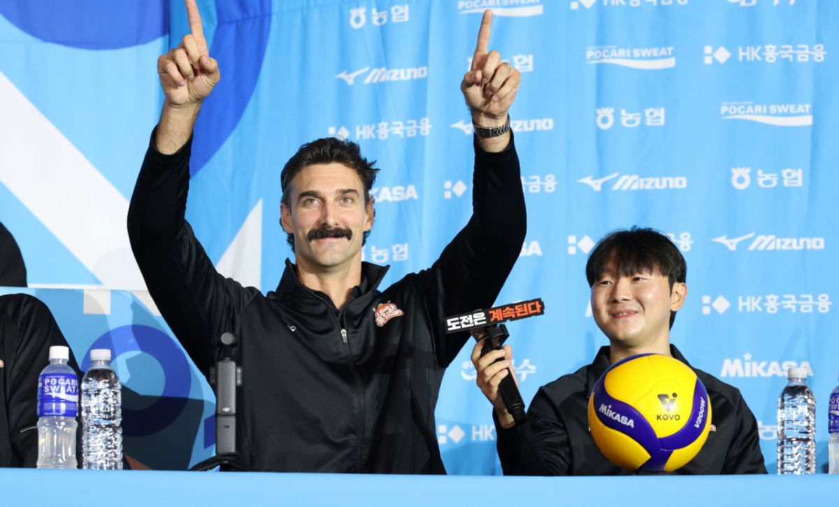 2026~2027시즌 프로배구 남자부 미디어데이가 8일서울 강남구 호텔리베라 청담에서 열렸다. OK저축은행 러셀이 사회자의 요청에 세리머니를 선보이고 있다. /사진=김진경 대기자