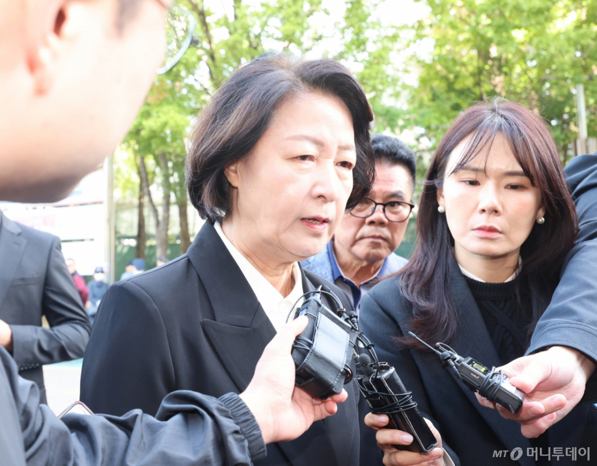 경기도 부천 공장 화재 진압 과정에서 순직한 김진석 소방위의 영결식이 엄수된 19일 경기도 부천시 원미구 부천체육관에 도착한 추미애 경기도지사가 기자들 질문에 답하고 있다./사진=뉴시스