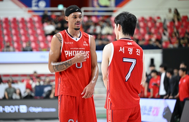 다리우스 베즐리(왼쪽)와 서명진. /사진=KBL 제공