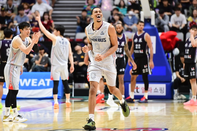 기뻐하는 다리우스 베즐리. /사진=KBL 제공