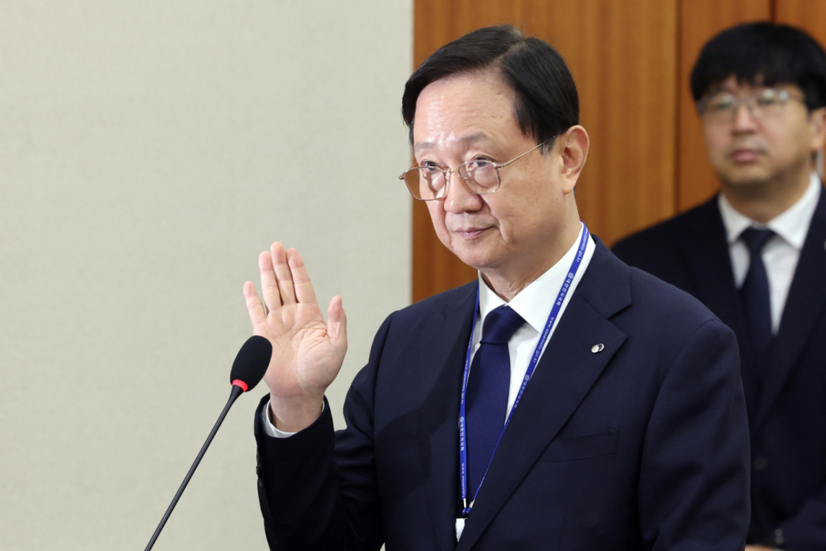 Lee Chan-jin, head of the Financial Supervisory Service (FSS), takes an oath during the National Assembly Audit on the FSS and other agencies held at the Political Affairs Committee of the Seoul Yeouido National Assembly on the 19th. October 19, 2026/NEWS1