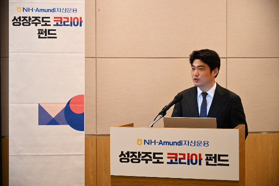 최치현 NH아문디자산운용 주식운용2본부 차장이 19일 서울 여의도 FKI타워에서 열린 'NH아문디 성장주도 코리아 펀드 1주년 기자간담회'에서 발표하고 있다./사진제공=NH아문디자산운용