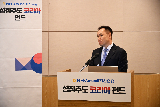 박진호 NH아문디자산운용 주식운용부문장이 19일 서울 여의도 FKI타워에서 열린 'NH아문디 성장주도 코리아 펀드 1주년 기자간담회'에서 발표하고 있다./사진제공=NH아문디자산운용