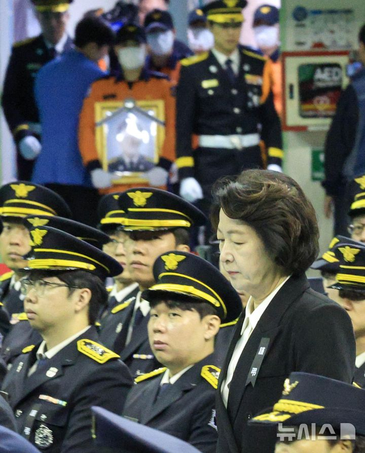 추미애 경기도지사가 19일 부천 원미구 부천체육관에 열린 '고(故) 김진석 소방위 영결식'에 참석하고 있다./사진=뉴시스