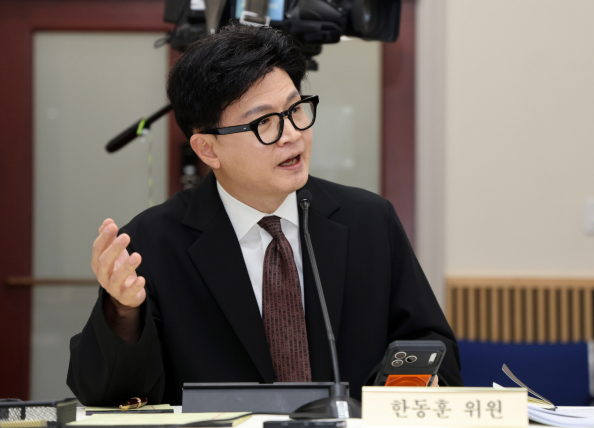 한동훈 무소속 의원이 10월12일(현지시간) 미국 워싱턴DC 주미한국대사관에서 열린 국회 외교통일위원회 주미한국대사관 등에 대한 국정감사에서 질의하고 있다./사진=(워싱턴=뉴스1) 이훈철 특파원