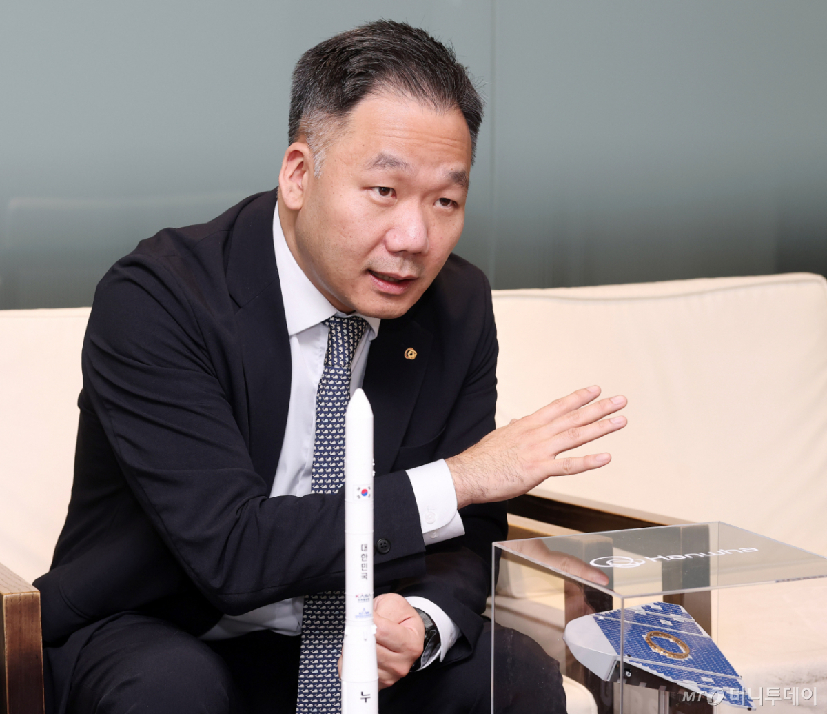 김선 한화그룹 우주사업총괄 부사장이 최근 머니투데이와 인터뷰에서 초저궤도(VLEO) 위성 실물을 앞에 두고 사업 구상을 설명하고 있다. /사진=김창현 기자 chmt@