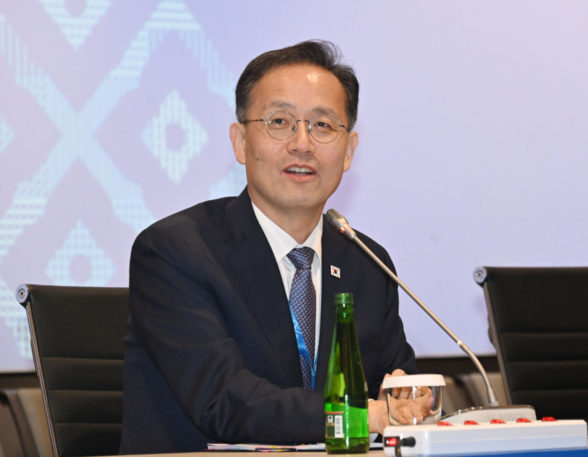 Deputy Prime Minister and Economy and Finance Minister Lee Hyeong-il holds a briefing with the accompanying press corps at the International Monetary Fund and World Bank Annual Meetings in Bangkok, Thailand, on Oct. 16. / Courtesy of Ministry of Economy and Finance