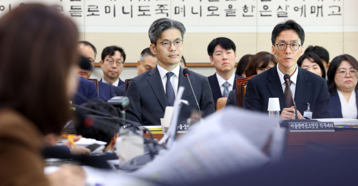 정용환 서울광역공소청장 직무대리가 19일 서울 여의도 국회에서 열린 법제사법위원회 국정감사(서울광역공소청 등)에서 의원 질의에 답변하고 있다. 왼쪽은 박철우 서울중앙지방공소청장./사진=뉴시스